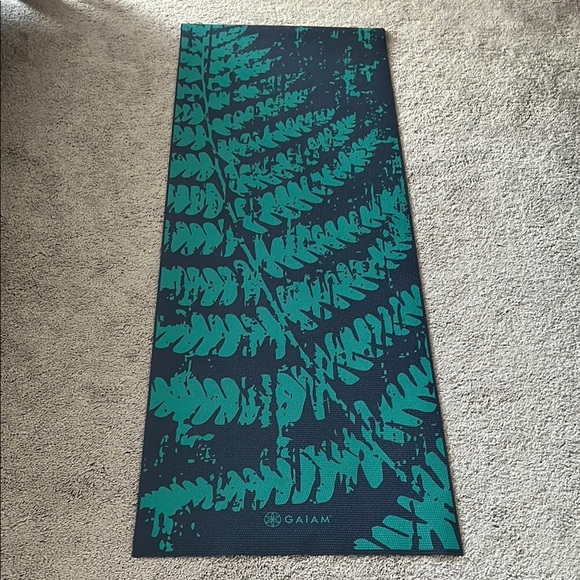 EUC Gaiam Green and Navy Blue Yoga Mat - Picture 1 of 4